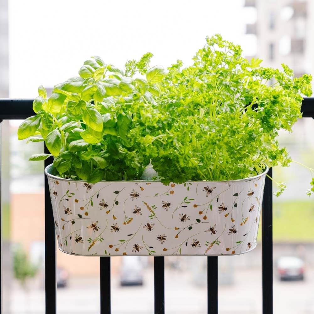 Altankasse med bimønster, L: 28,9 cm B: 39,3 cm H: 26,2 cm