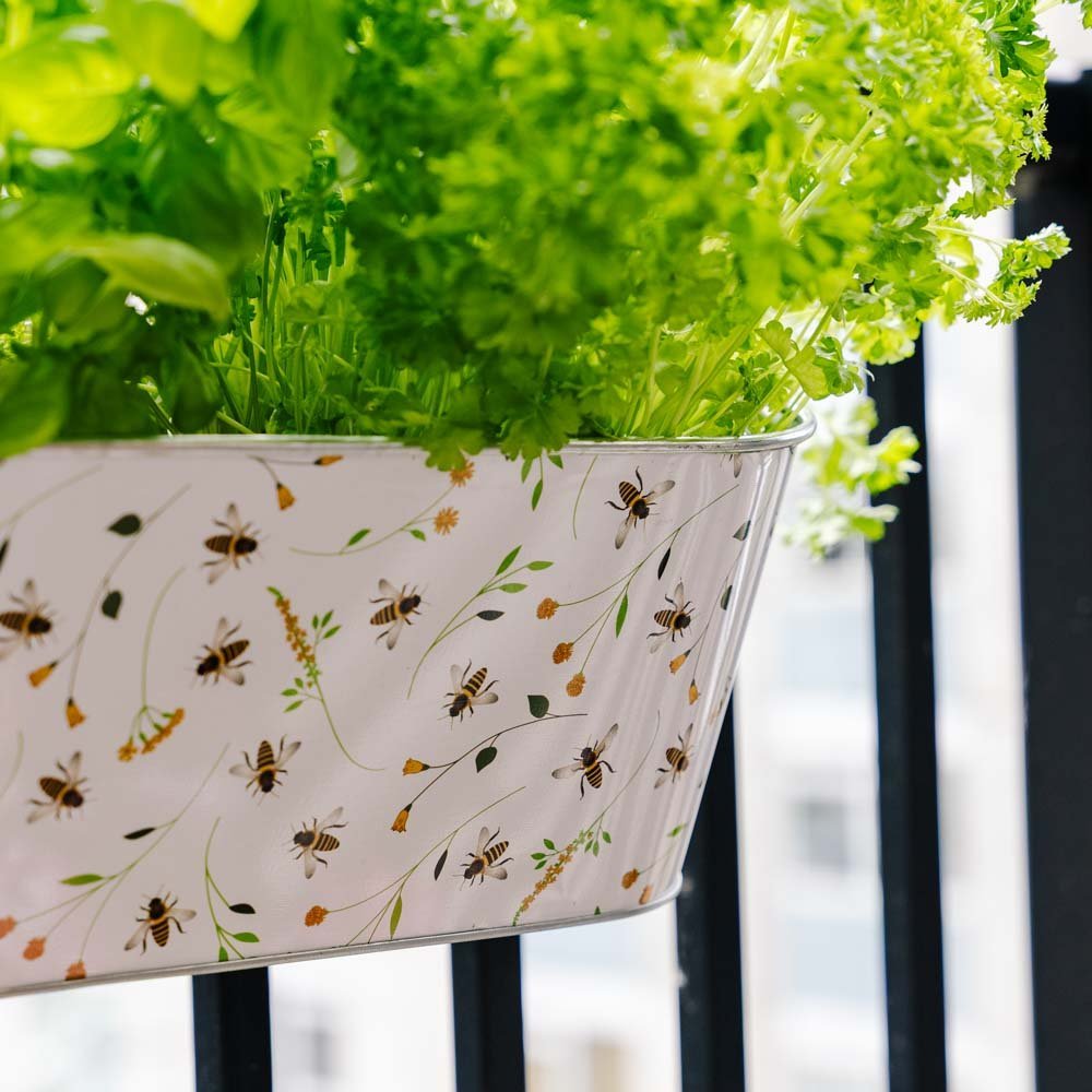 Balkonglåda med bimönster, L: 28,9 cm B: 39,3 cm H: 26,2 cm