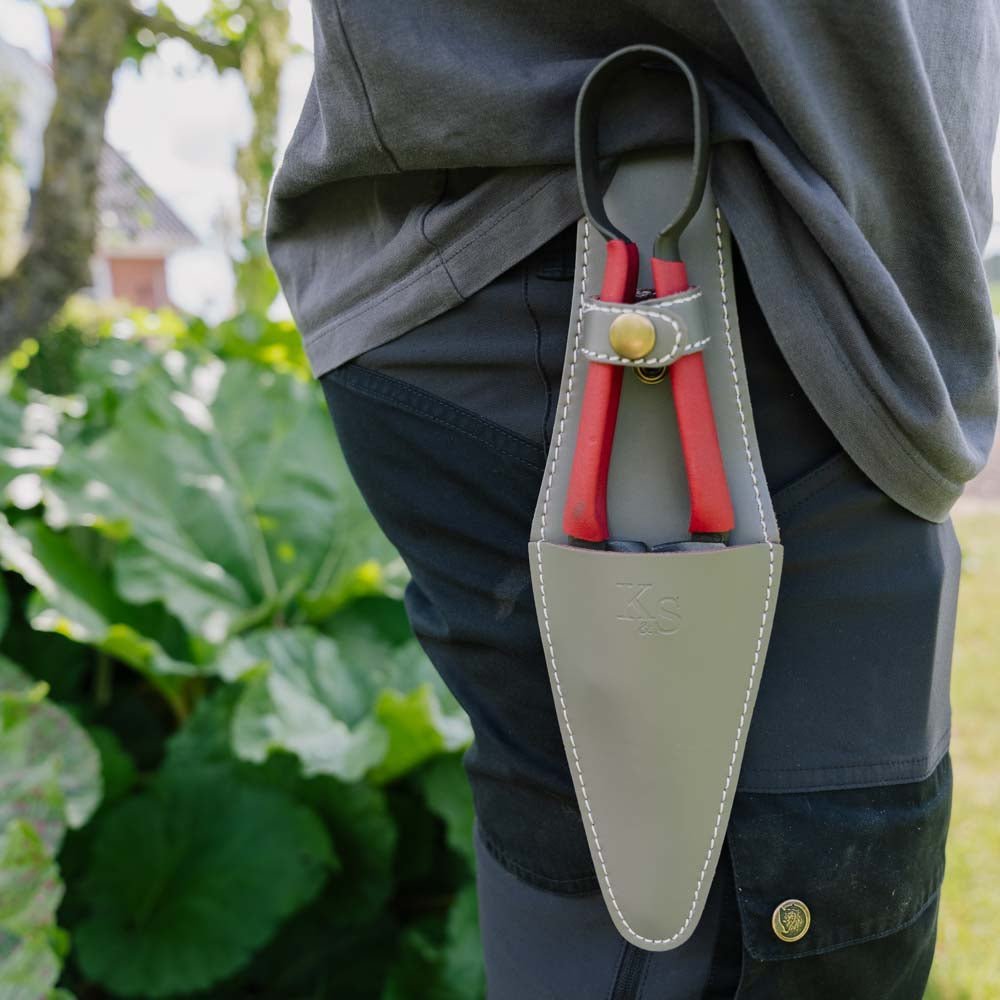 Beskärningssax, med läderhölster