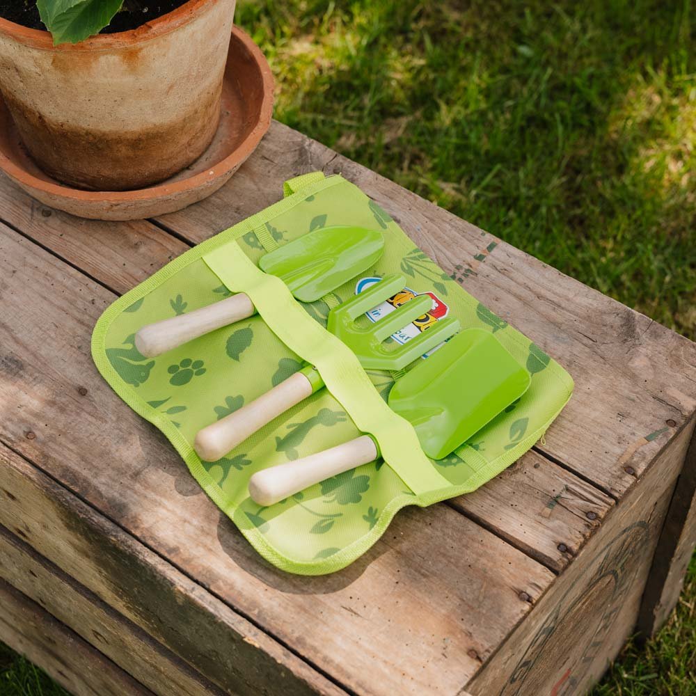 Børneværktøjstavle med redskaber