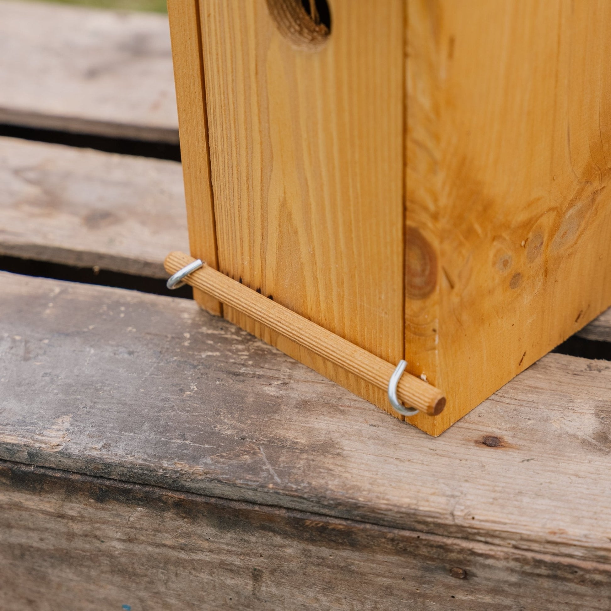 Fågelholk, furu med zinktak, L: 19 cm B: 16 cm H: 29 cm