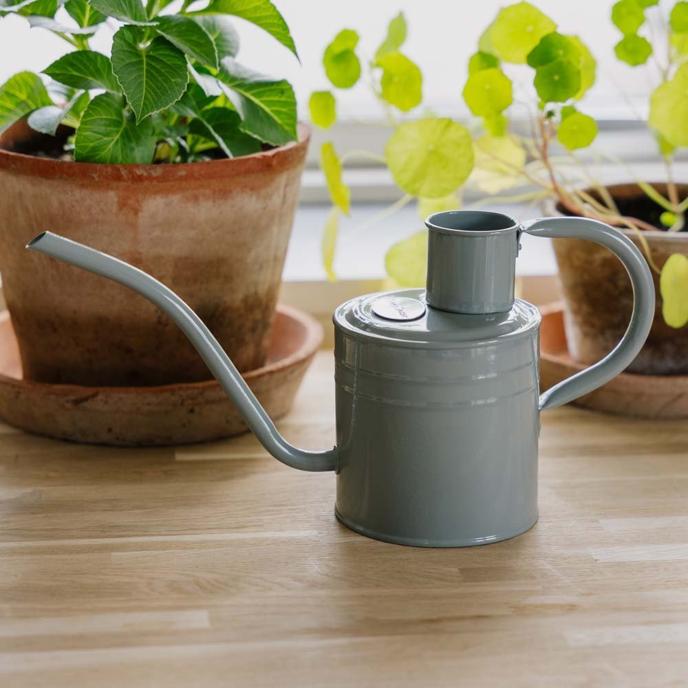 Inomhus metallvattenkanna, 1 L, varm grå