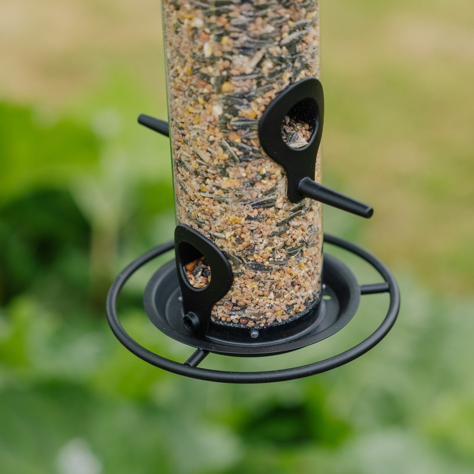 Svart fröfoderautomat, Ø: 14 cm H: 26 cm