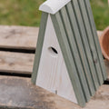 Fågelholk, furu triangulär, L: 16 cm B: 13 cm H: 26 cm